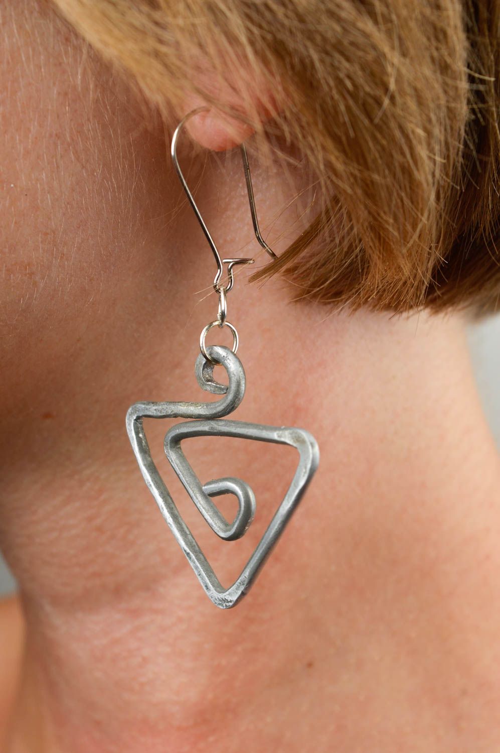 Boucles d'oreilles triangles Bijou fait main d'aluminium Cadeau femme forgeage photo 1