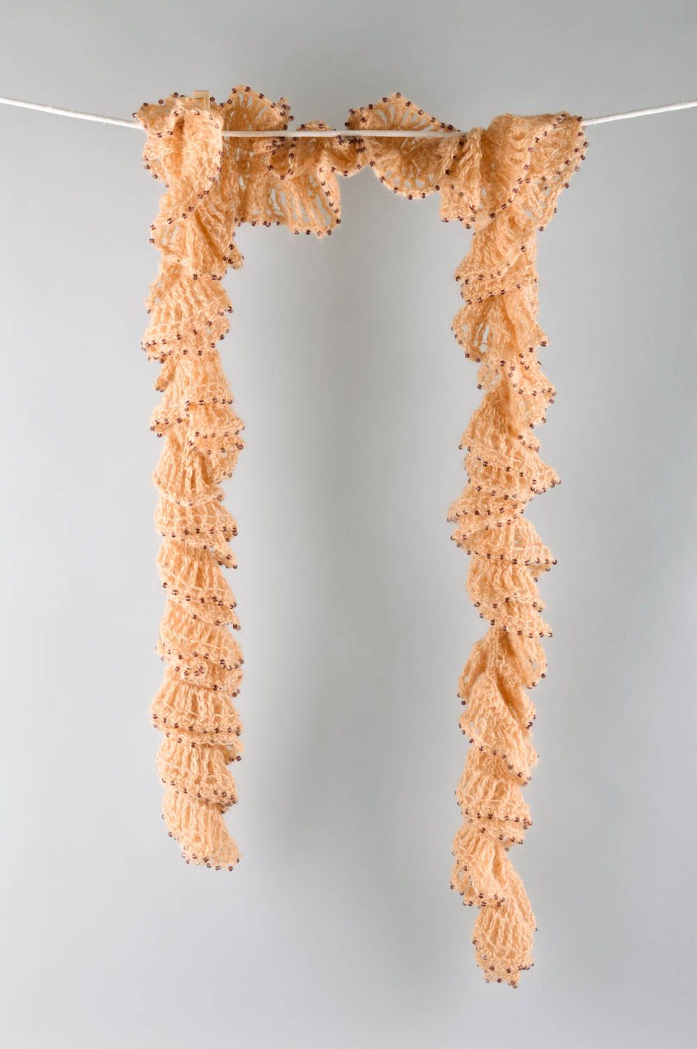 Шарф ручной работы красивый шарф вязаный аксессуар бежевый с бисером модный фото 4