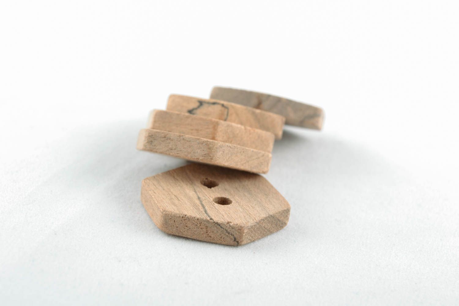 Набор деревянных пуговиц из пяти штук фото 1