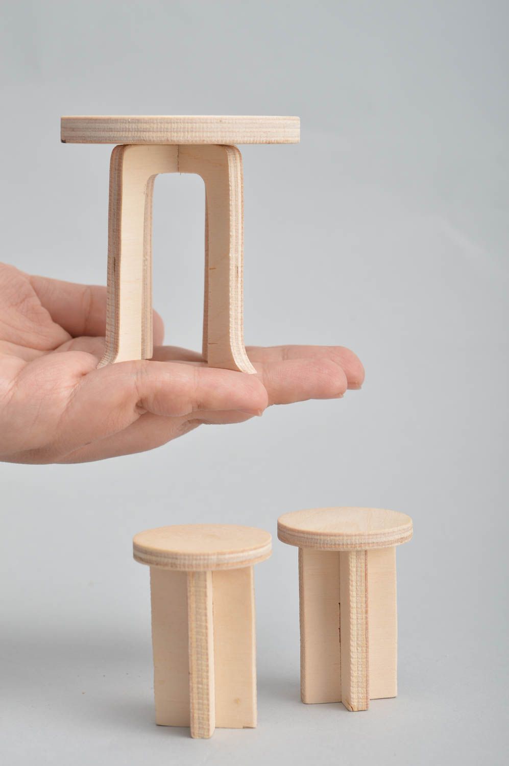 Juego de muebles de muñecas en miniatura de dos sillas y mesa de madera foto 3