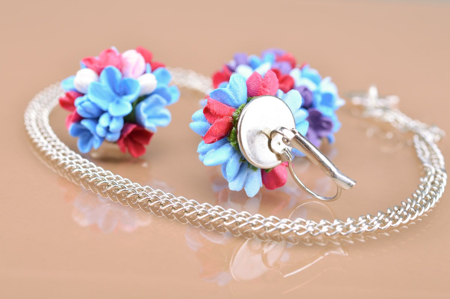 Set von Schmuckstücken aus Ton Ohrringe mit Blumen und Anhänger an Kette originell foto 2