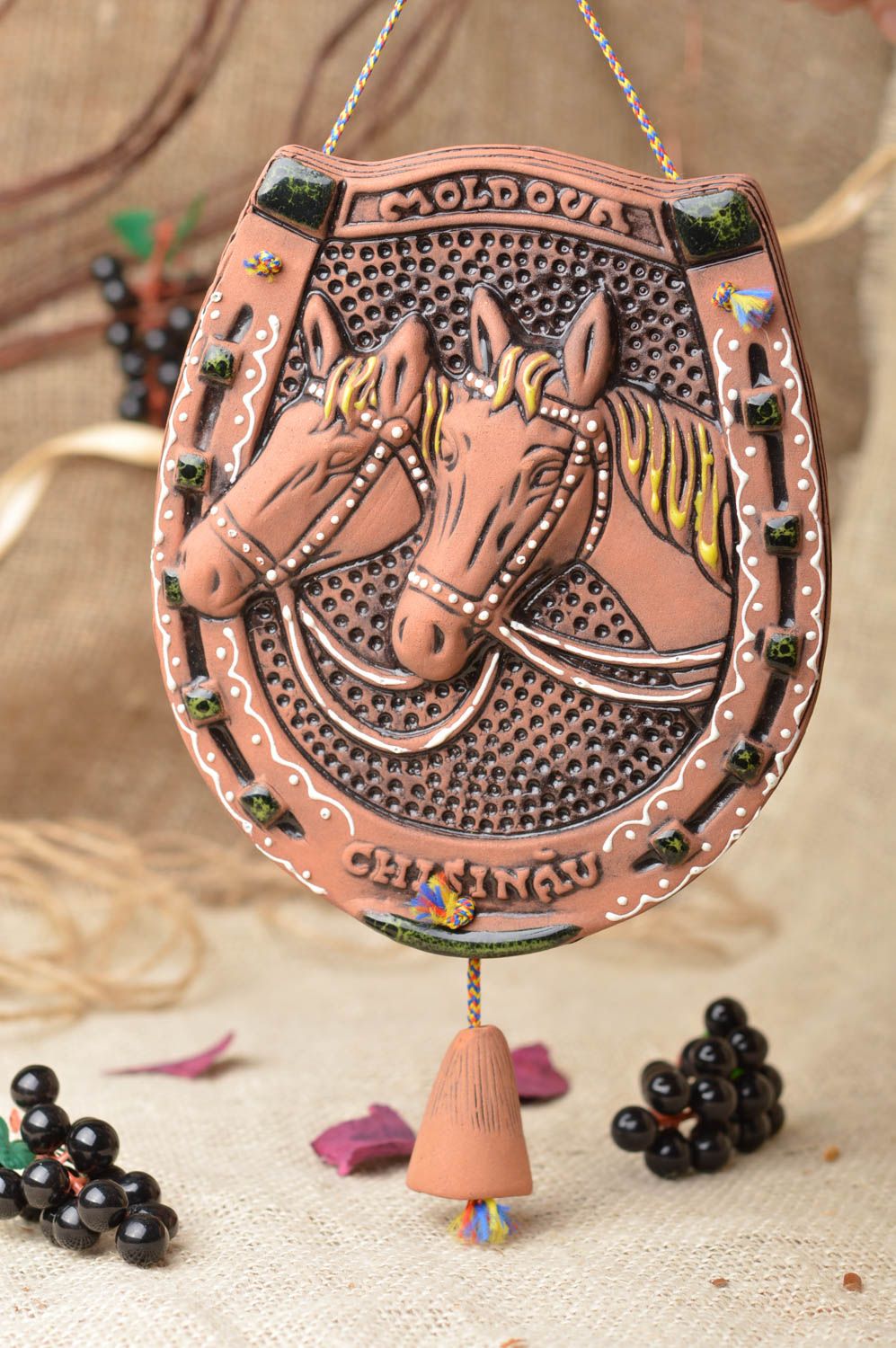 Interieur Anhänger Hufeisen aus rotem Ton mit Pferden künstlerisch handmade foto 1