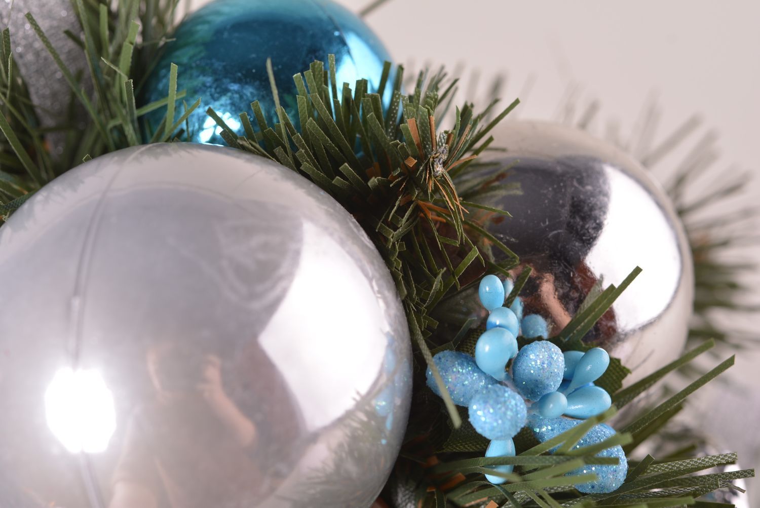 Игрушка на елку ручной работы декор для дома новогоднее украшение из шишек фото 5