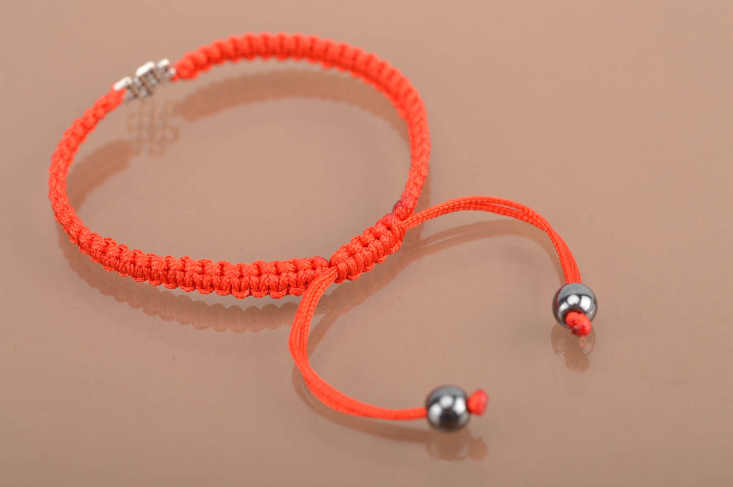 Bracelete vermelho de fios de seda com inserção de metal feita à mão  foto 5