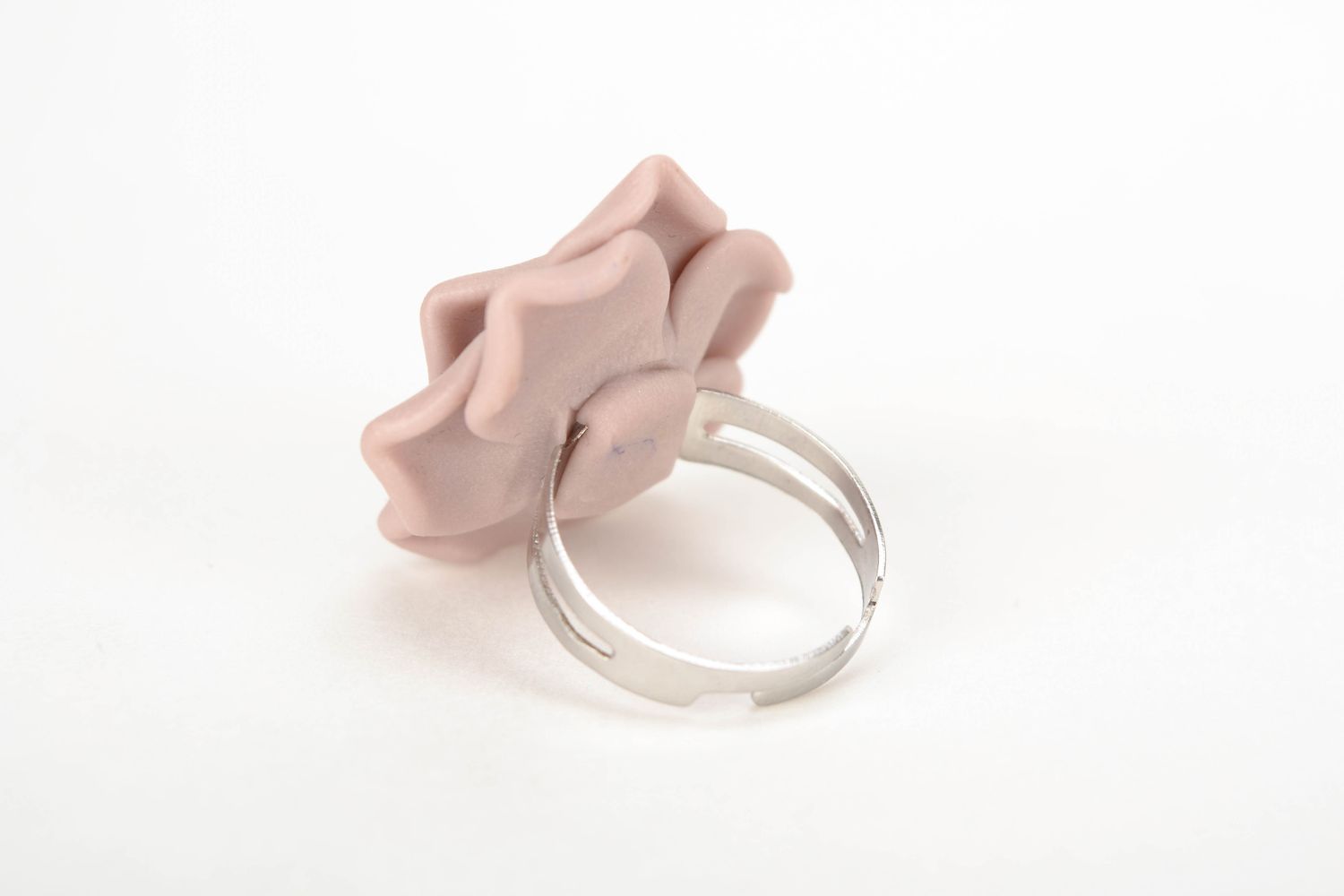 Кольцо из полимерной глины с пастельной розой фото 4