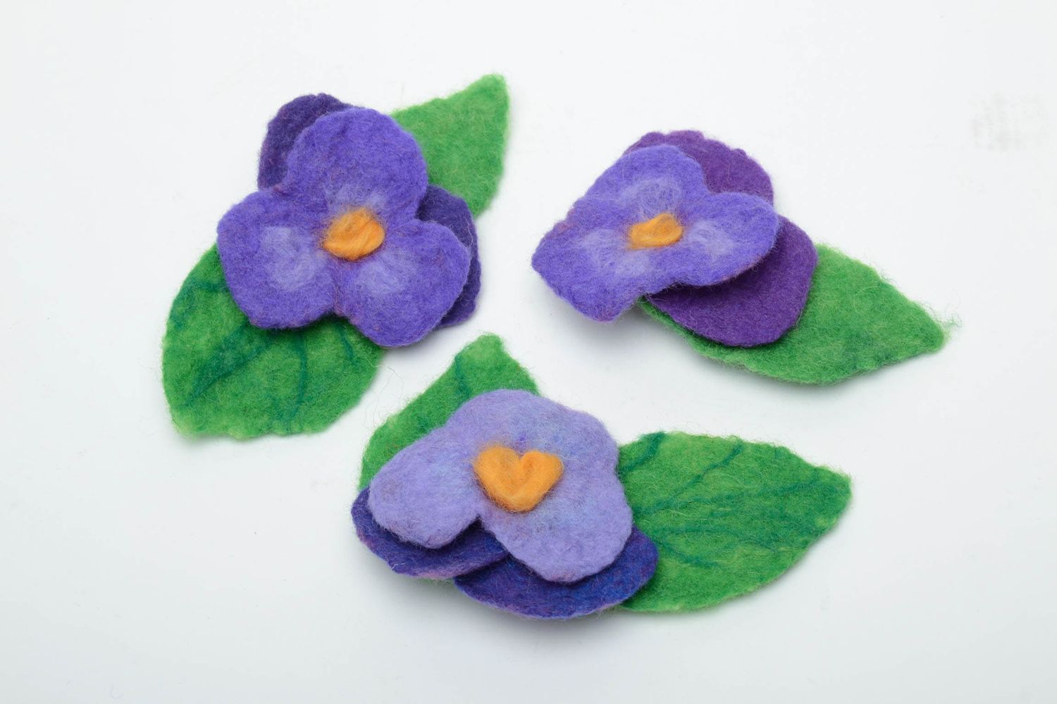 Set of wool brooches in the shape of violets  photo 2