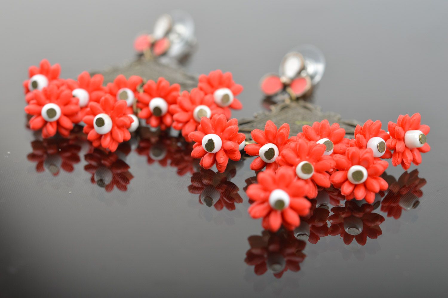 Boucles d'oreilles avec pendeloques fleurs rouges en pâte polymère faites main photo 4