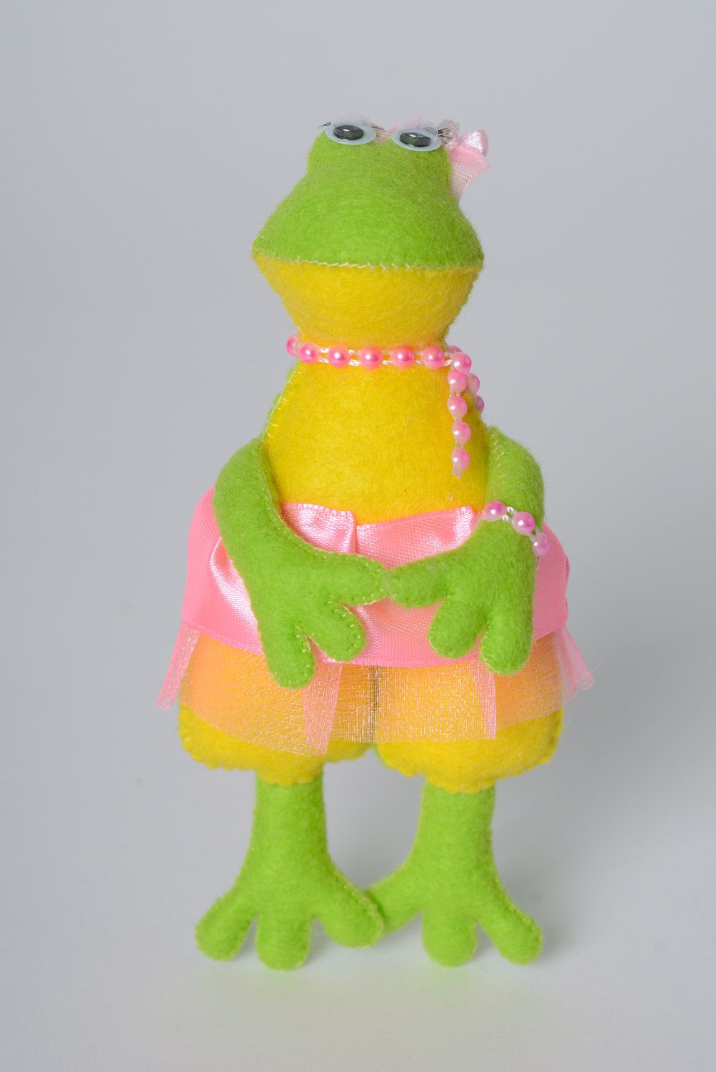 Мягкая желто-зеленая лягушка игрушка ручной работы из фетра маленькая забавная фото 1