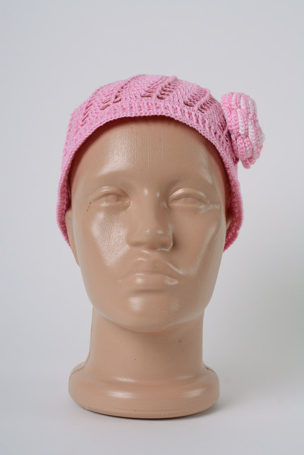 Bonnet pour fille rose ajouré tricoté au crochet en coton fait main avec fleur photo 5