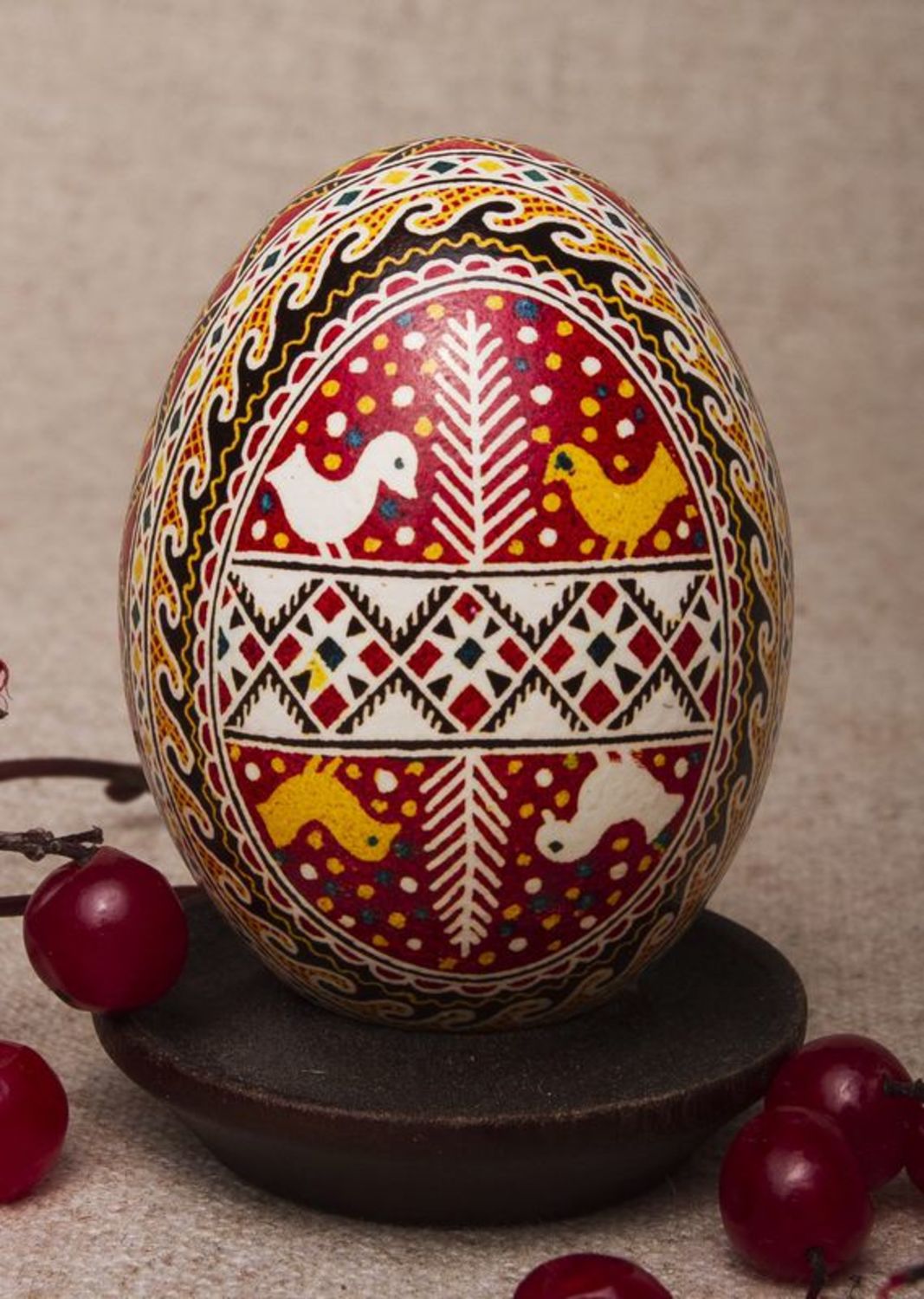 L'uovo decorativo fatto a mano l'uovo dipinto a mano l'uovo pasquale ucraino 
 foto 1