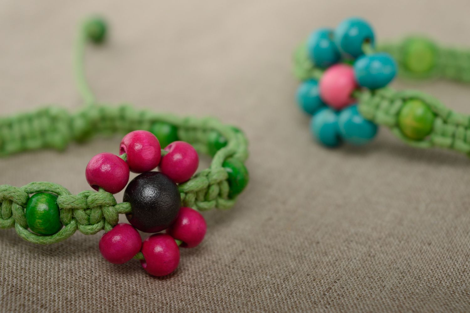 Bracelet en macramé original lacet vert ciré et perles en bois fait main photo 5