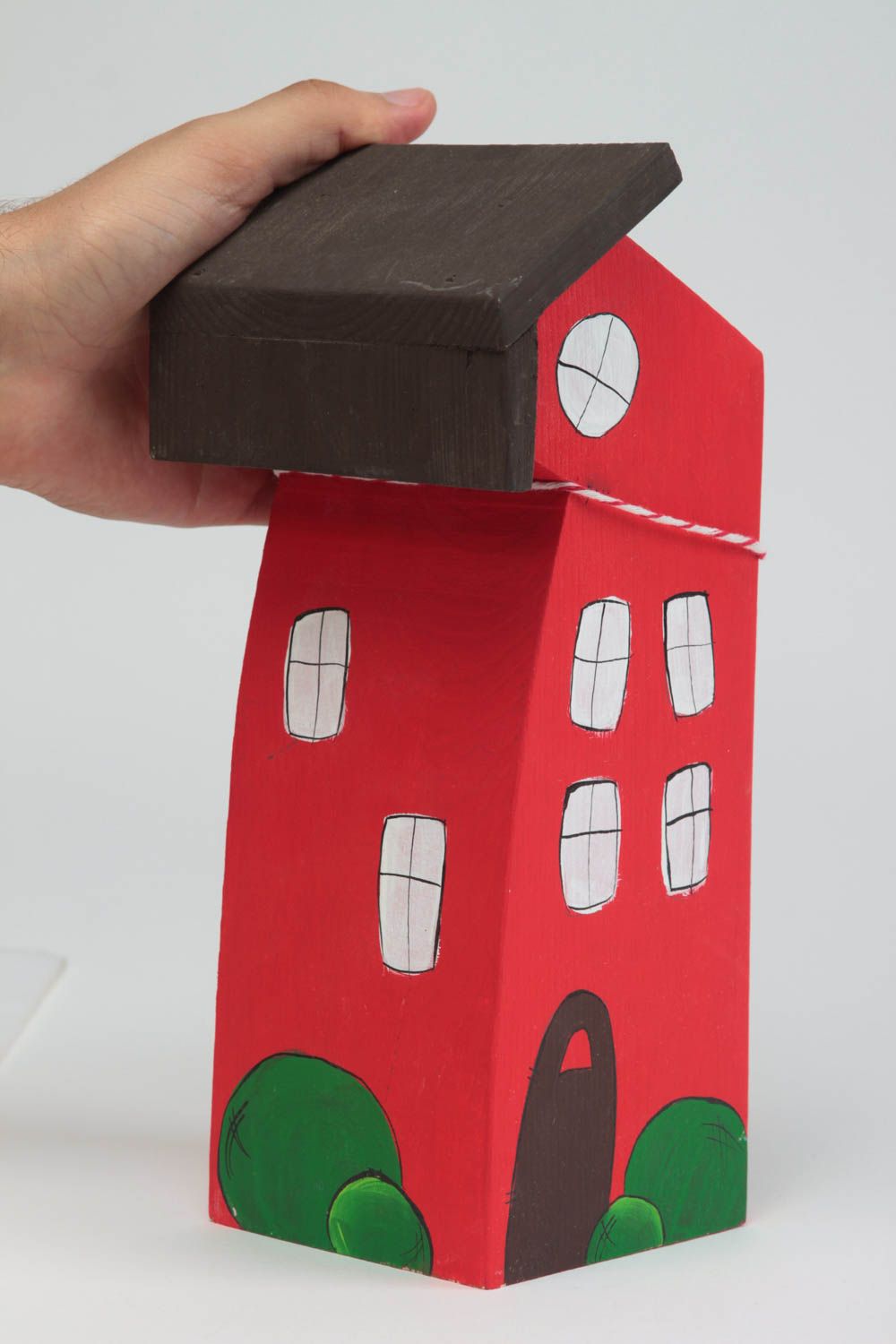 Деревянный домик для декора ручной работы расписанный красками красный фото 5