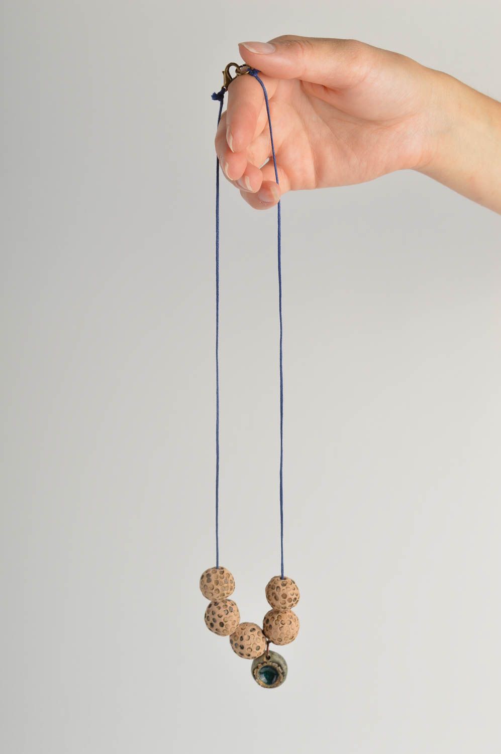 Керамическое украшение кулон ручной работы глиняная подвеска на шею с буиснами фото 2
