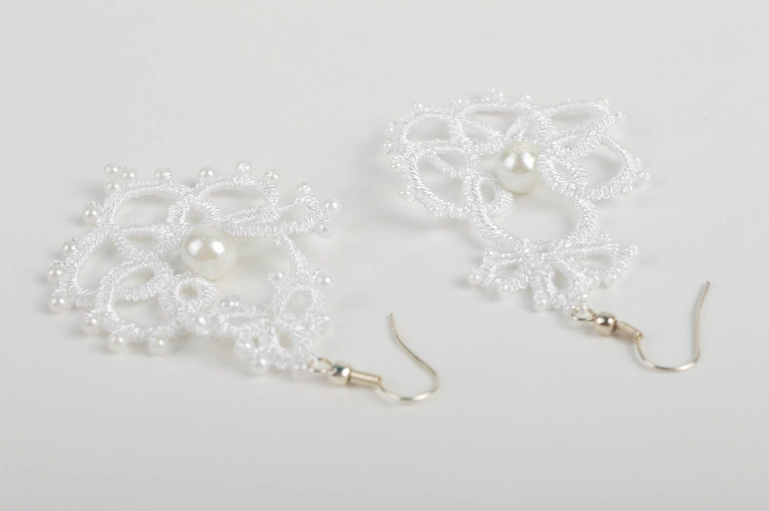Weiße handgemachte Ohrringe zarter Glasperlen Schmuck schönes Mode Accessoire foto 3