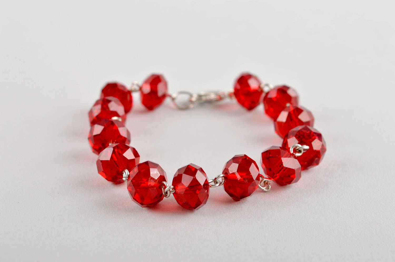 Bracelet en perles à facettes Bijoux fait main Cadeau femme rouge design élégant photo 3