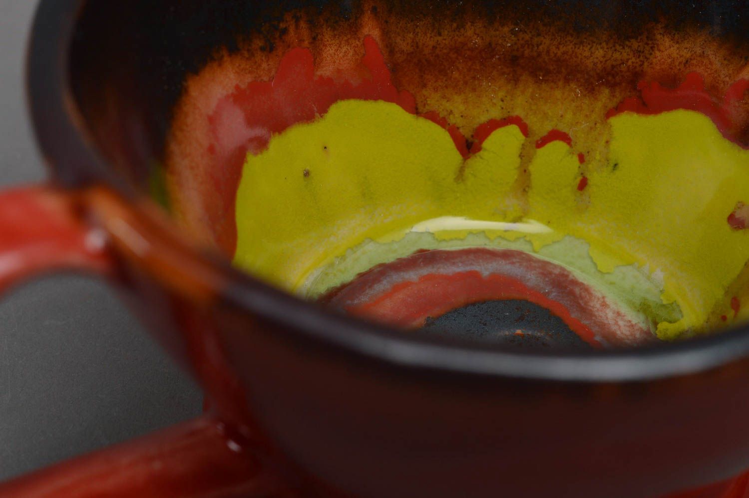 Jolie tasse originale avec peinture à glaçure faite main rouge noir vaisselle photo 2