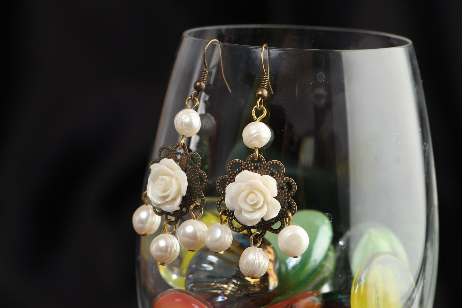 Zierliche helle handgemachte Ohrringe mit Blumen aus Ton und Süßwasserperlen foto 4
