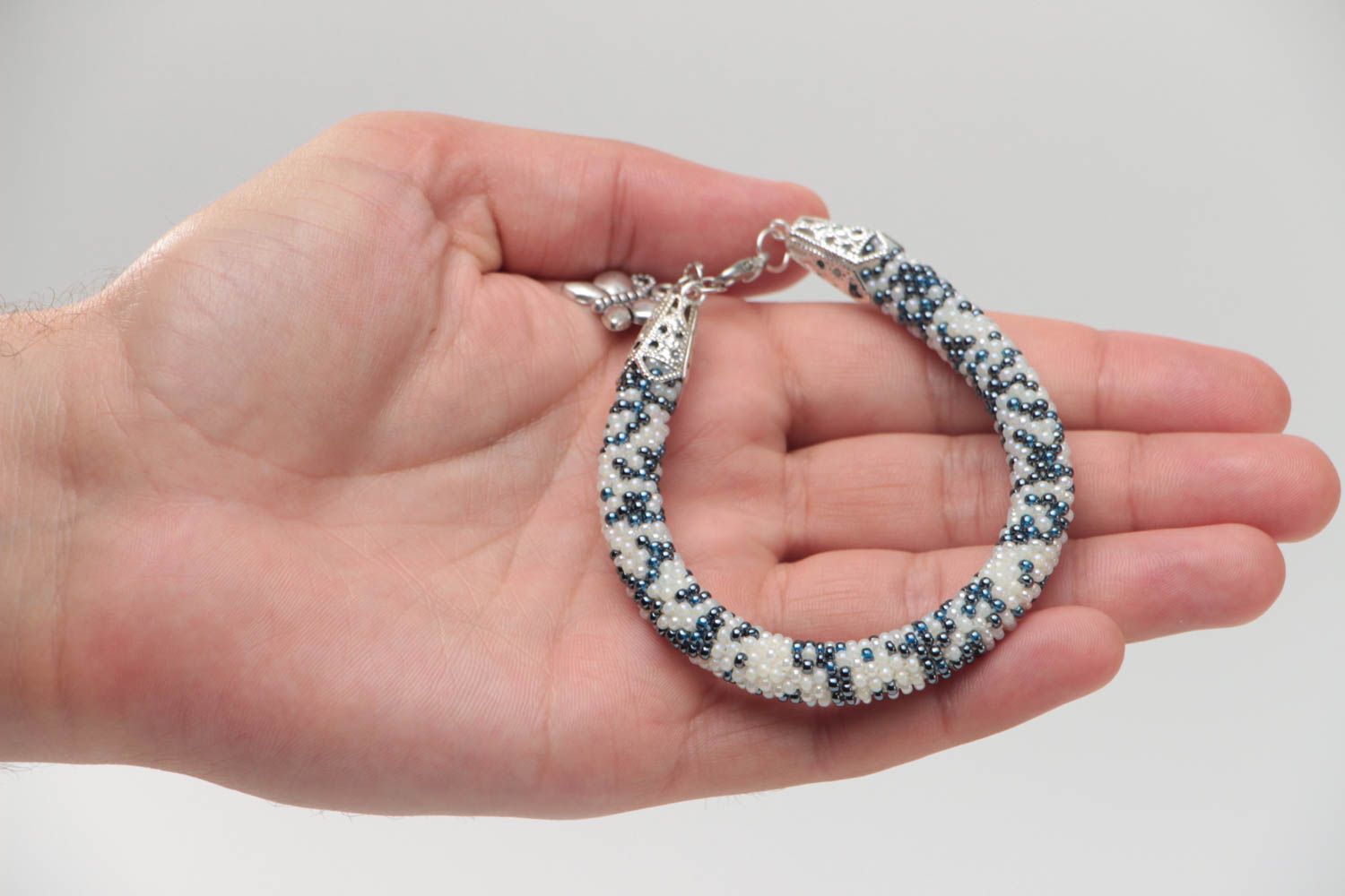 Bracelet spirale en perles de rocaille tchèques fait main avec breloque papillon photo 5