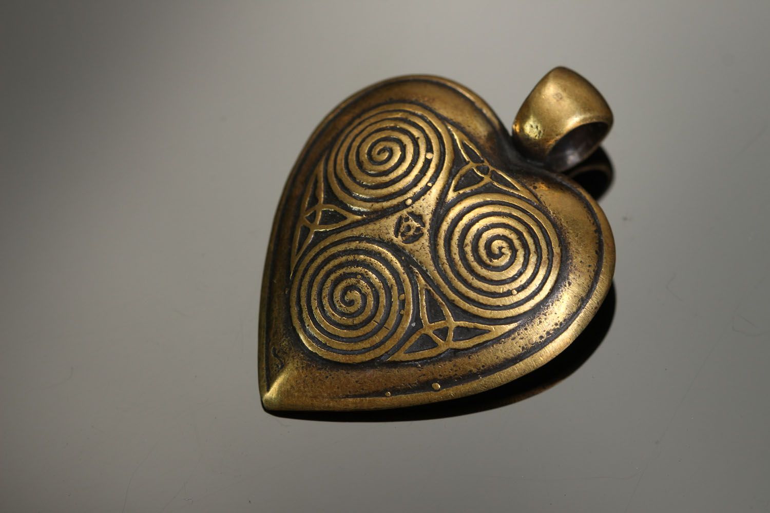 Pingente de bronze feito à mão Coração Céltico foto 1
