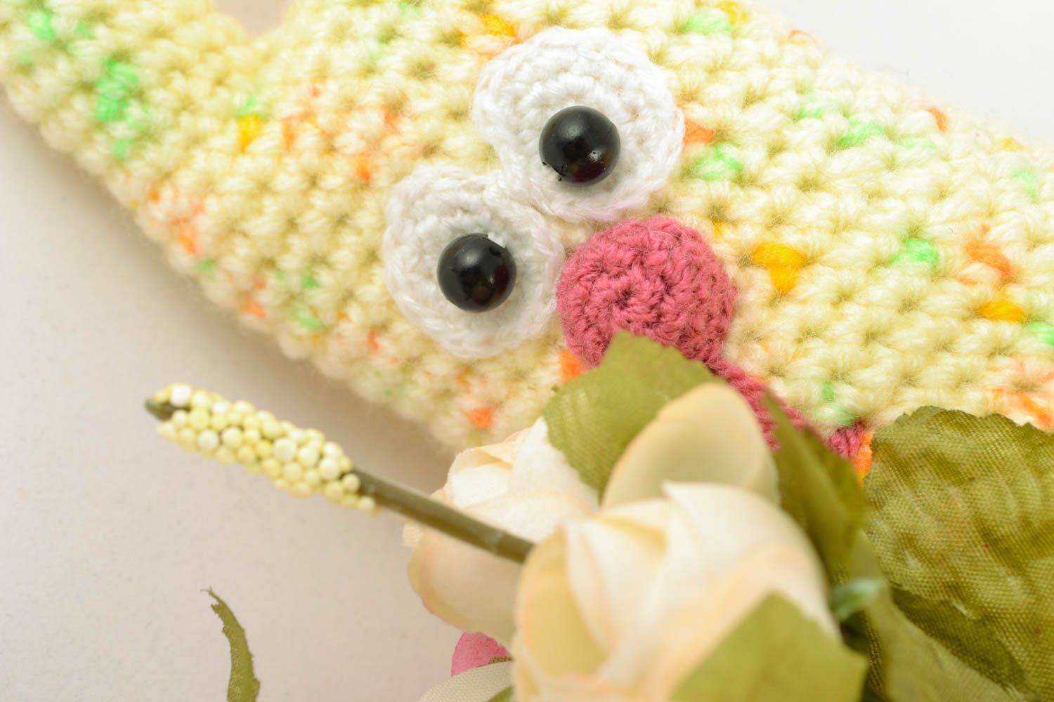 Giocattolo a maglia fatto a mano pupazzo da bambini a forma di lepre con fiori foto 2
