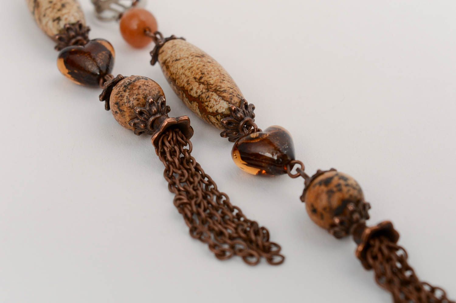 Pendientes largos artesanales de piedras naturales de jaspe y rodonita marrones foto 3