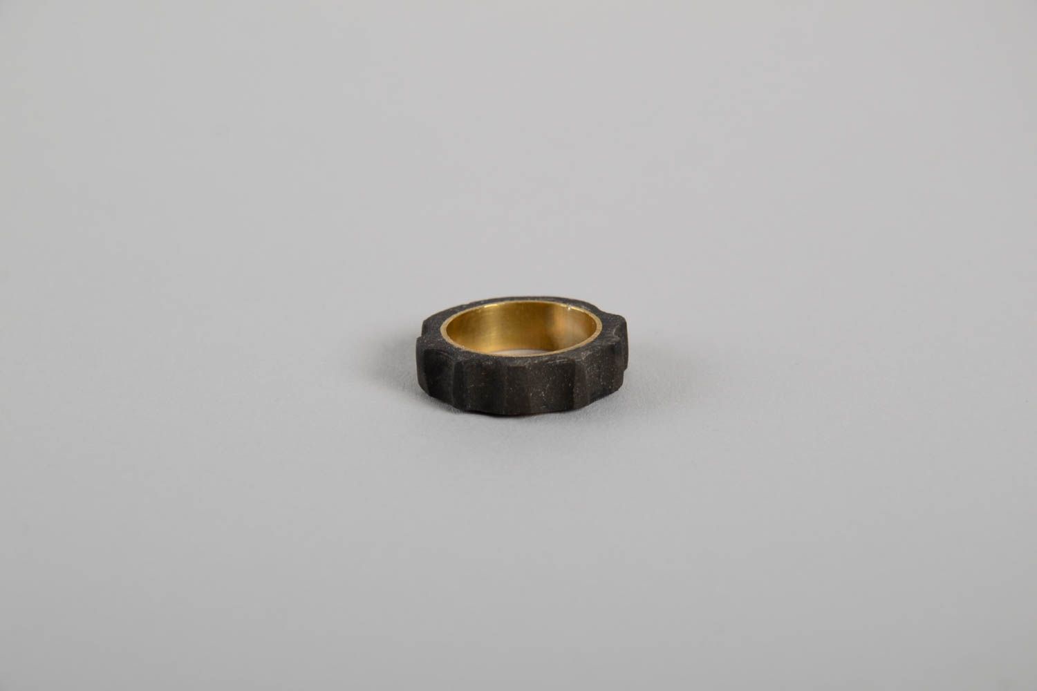 Кольцо ручной работы эксклюзивное кольцо массивное украшение черное рельефное фото 5