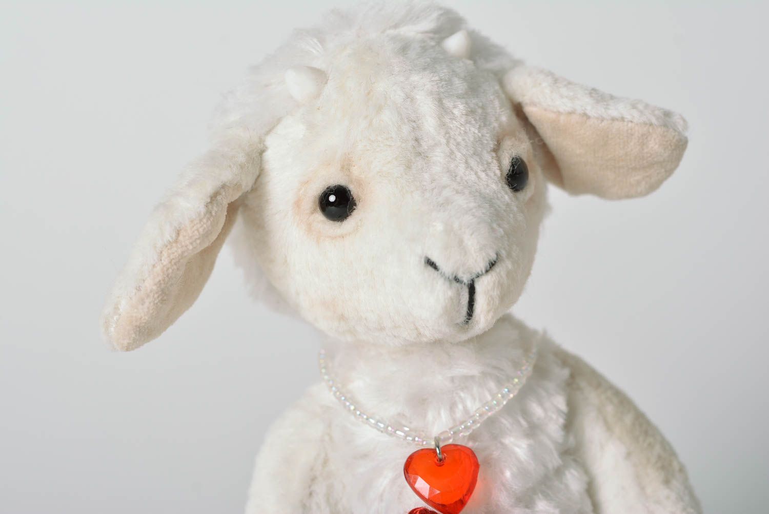 Игрушка ручной работы плюшевая овечка с цветком интересный подарок для дома фото 4