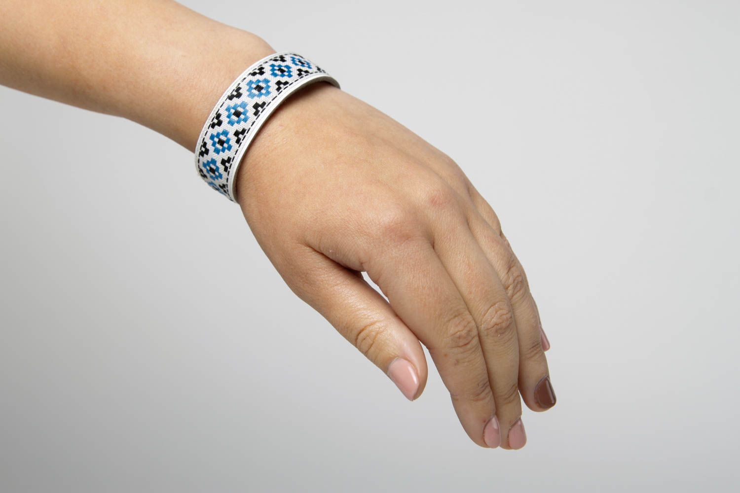 Handmade blaues Armband aus Leder Designer Schmuck Frauen Accessoire mit Muster foto 2