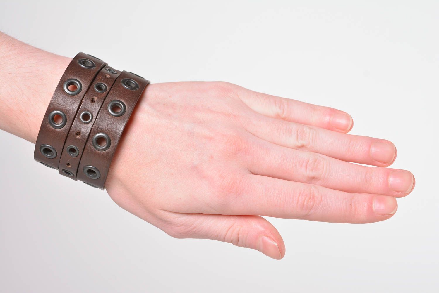 Bracelet cuir large marron Bijoux fait main design Accessoire pour femme photo 2