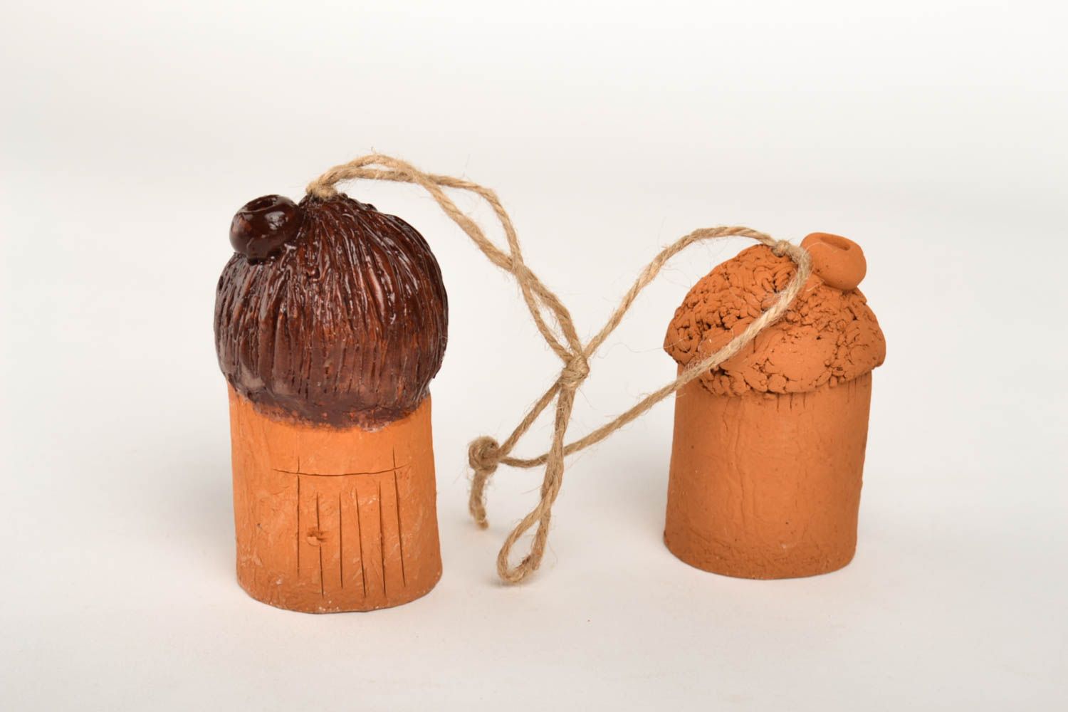 Керамика ручной работы колокольчики из глины домики 2 штуки глиняные сувениры фото 3