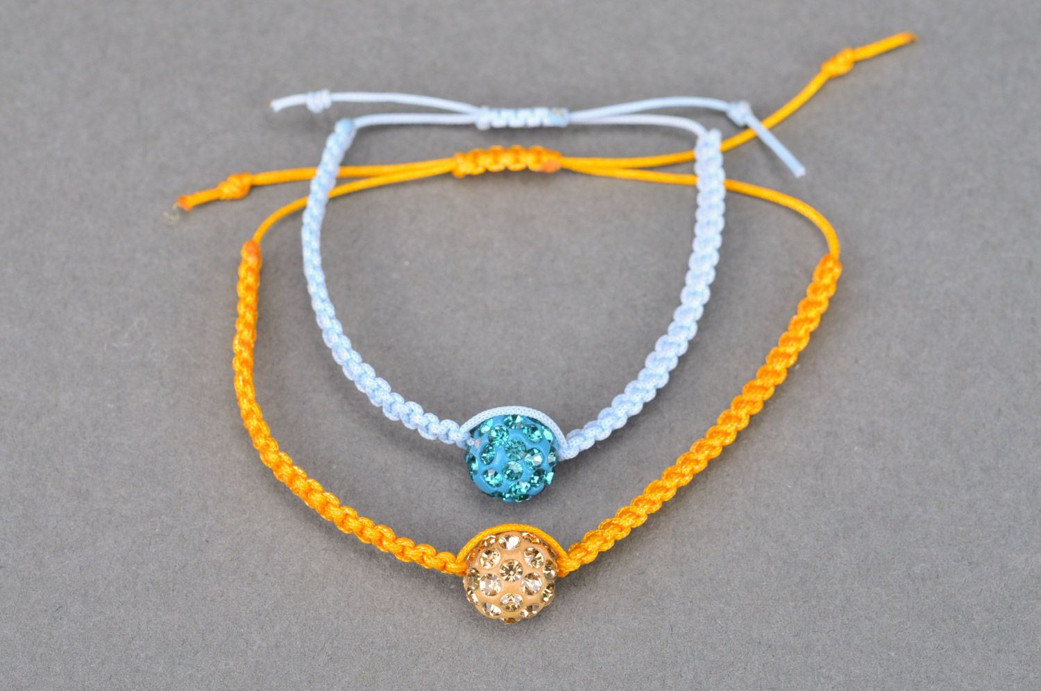 Deux bracelets tressés de fils jaune et bleu avec perles fantaisie faits main photo 2