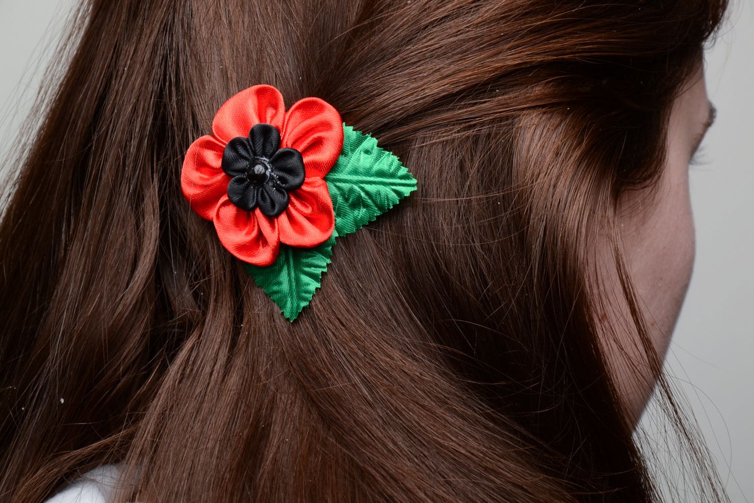 Fermaglio rosso per capelli fatto a mano accessorio donna con tecnica kanzashi foto 5