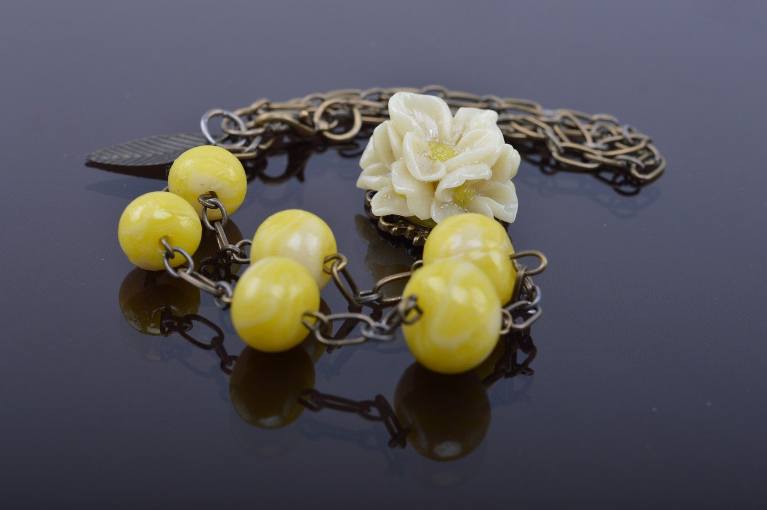 Gelbes handgemachtes Collier aus Ton mit Blume an langer Kette für Frauen foto 4