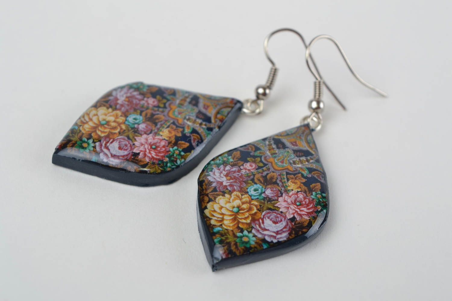 Romantische handmade Ohrringe mit Anhängern aus Polymerton mit Blumenmuster foto 3