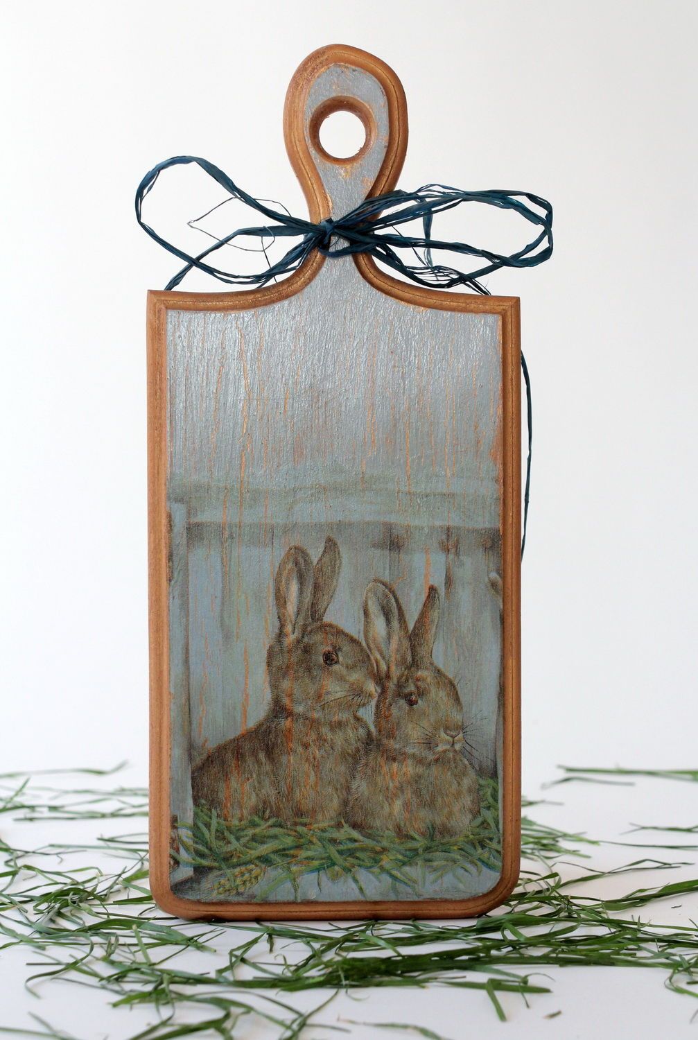 Tagliere di legno fatto a mano oggetto decorativo originale con conigli
 foto 1