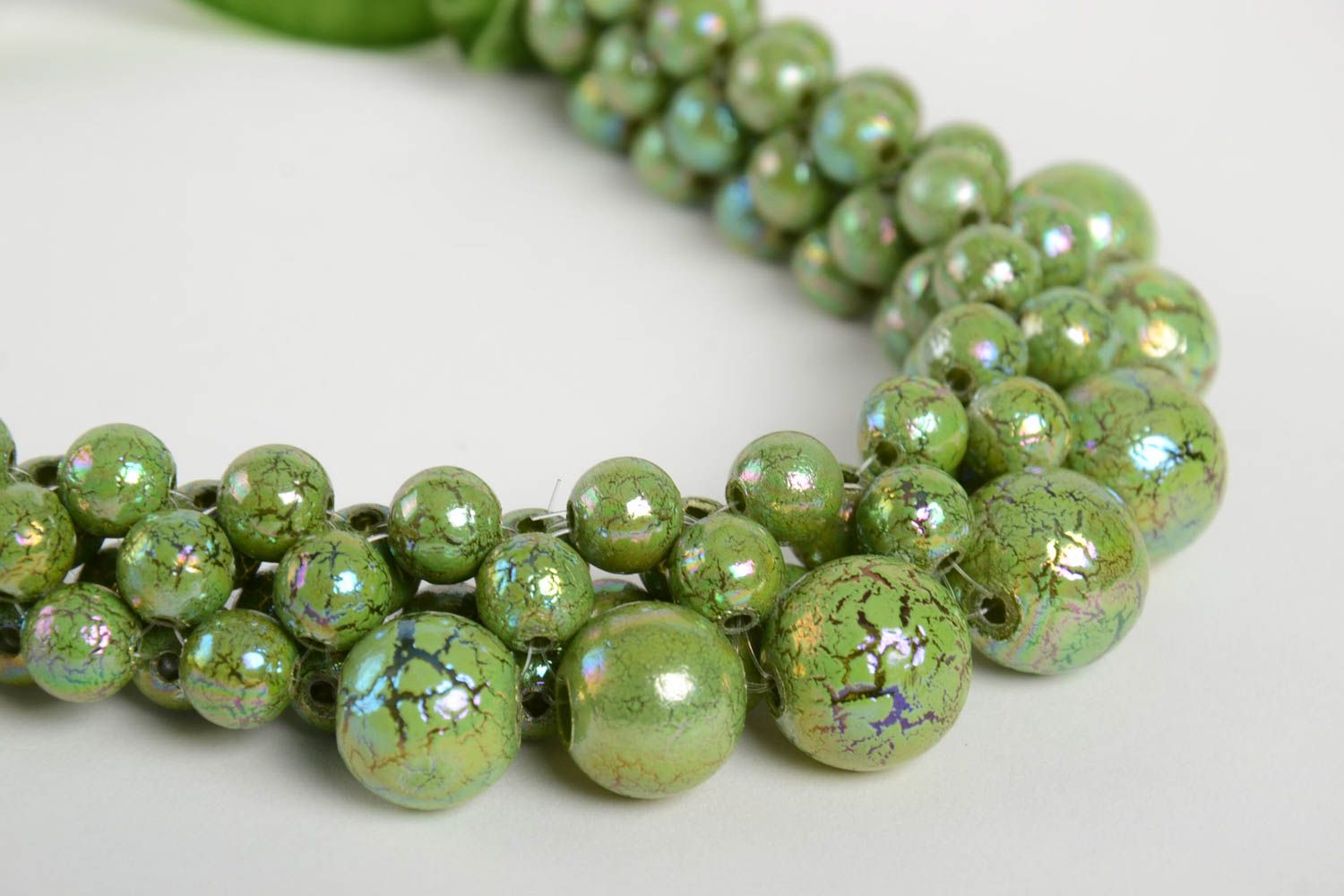 Колье из бусин украшение ручной работы необычное зеленое ожерелье из бусин фото 3