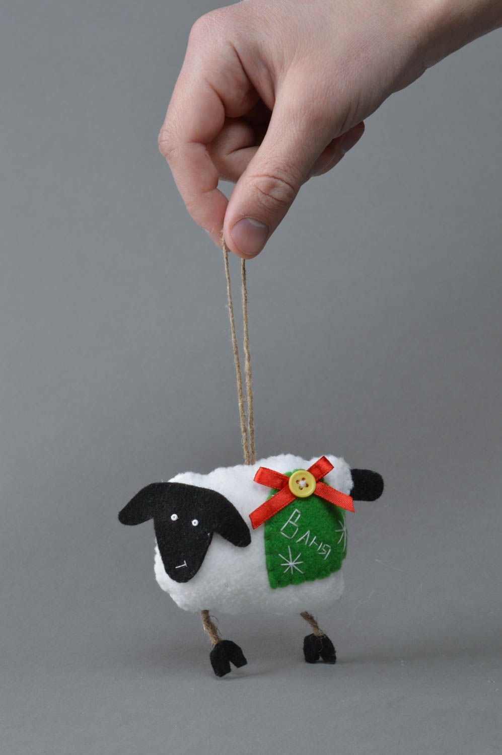 Белая игрушка для интерьера в виде овечки из фетра ручной работы мягкая небольшая фото 4