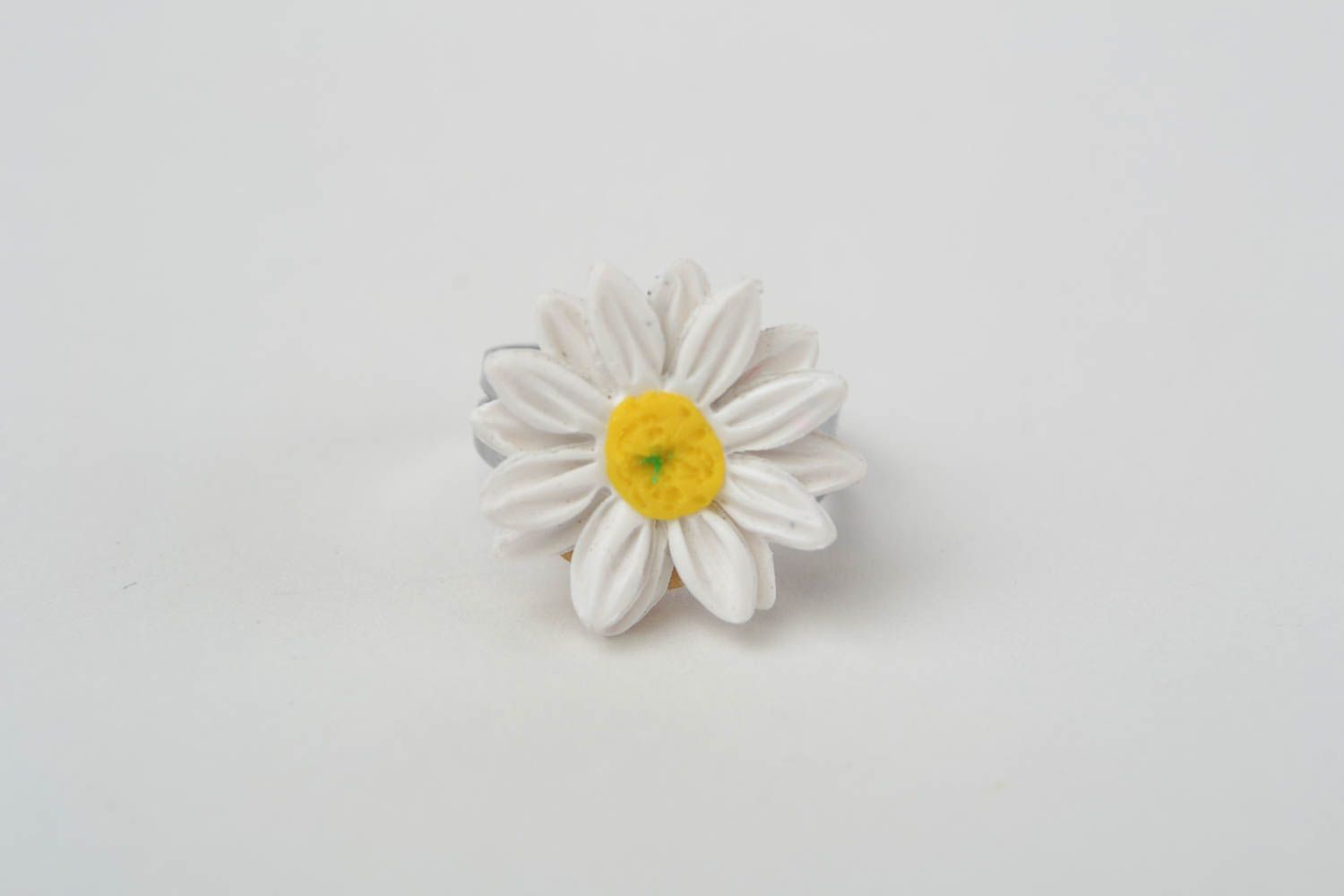 Кольцо цветок из полимерной глины в виде ромашки небольшое красивое хэнд мейд фото 3