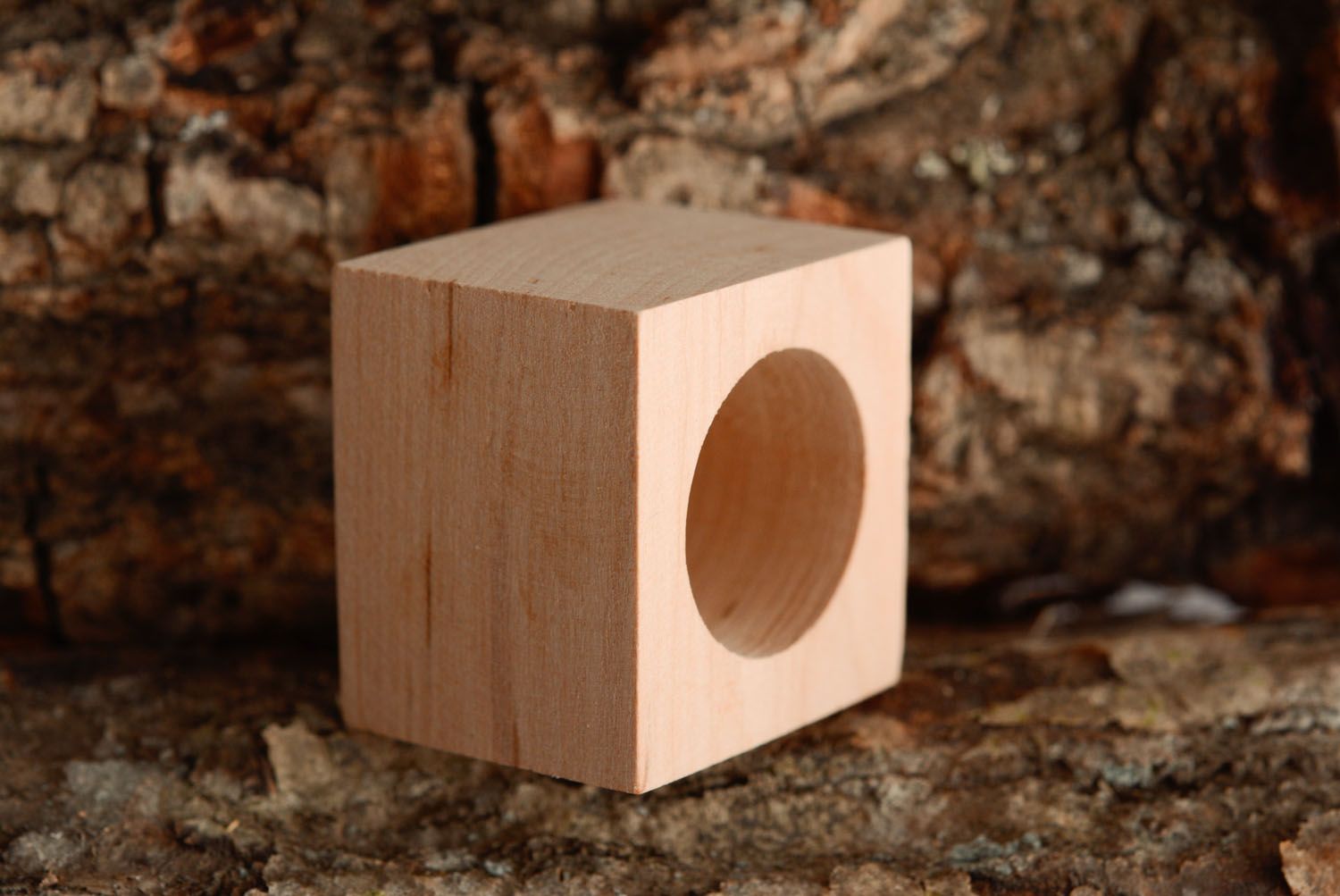 Base de madera con forma de servilletero foto 4