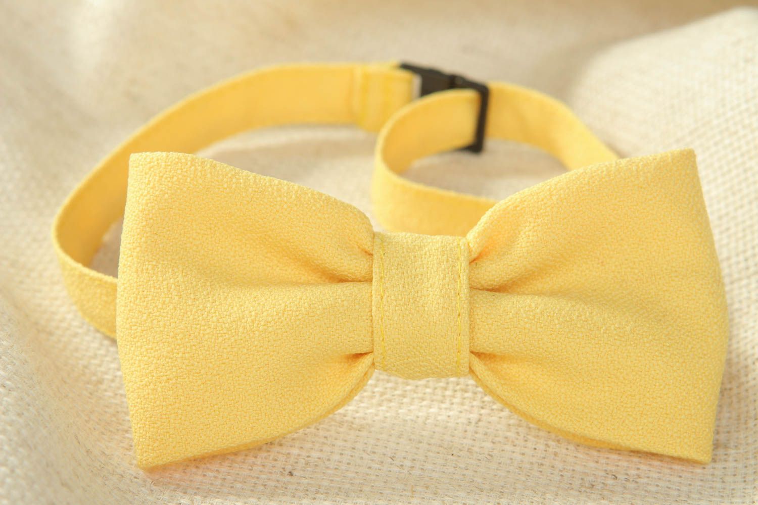 Желтый галстук-бабочка из крепа фото 2