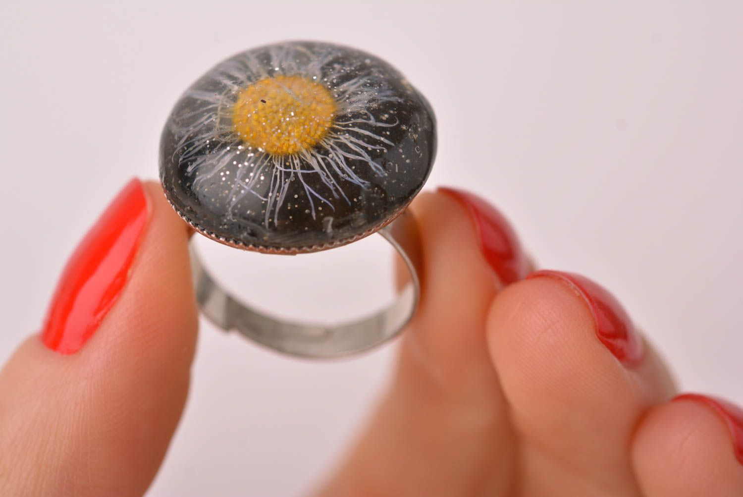 Кольцо ручной работы кольцо из эпоксидной смолы женское кольцо с маргариткой фото 5