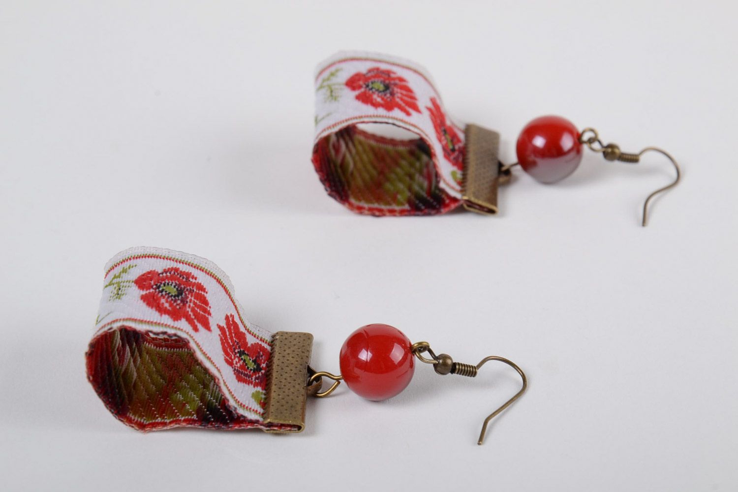 Boucles d'oreilles en textile pendantes faites main rouges avec perles fantaisie photo 3