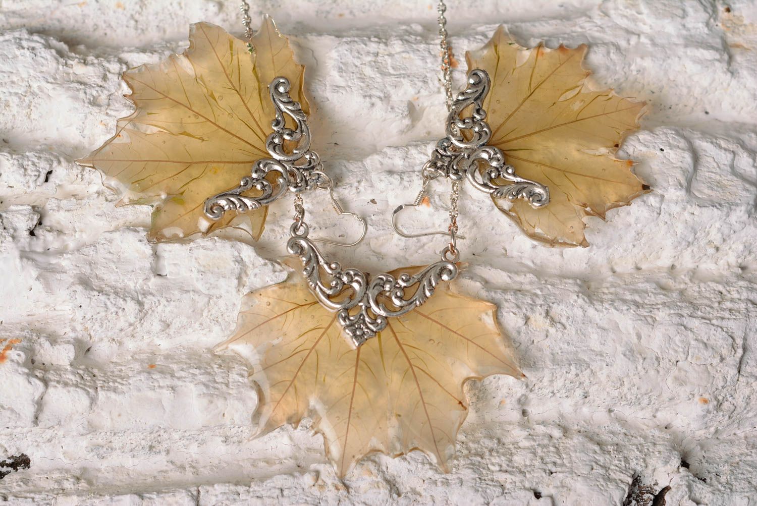 Украшения ручной работы женский кулон и серьги листья в эпоксидной смоле фото 1