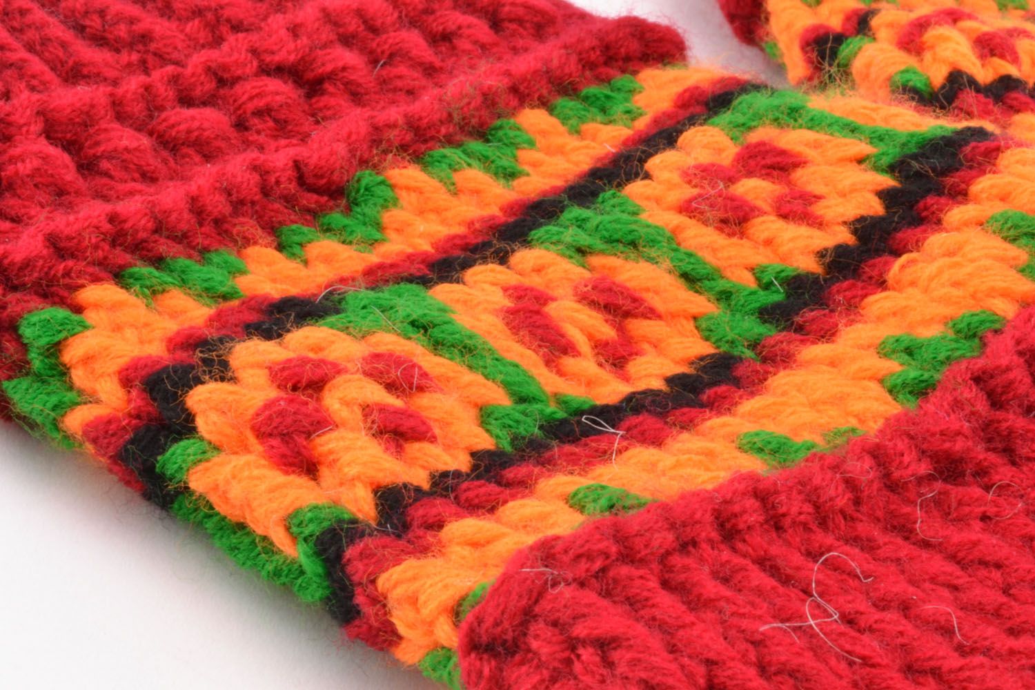 Meias tricotadas de fios de lã Vermelhas com ornamento foto 2