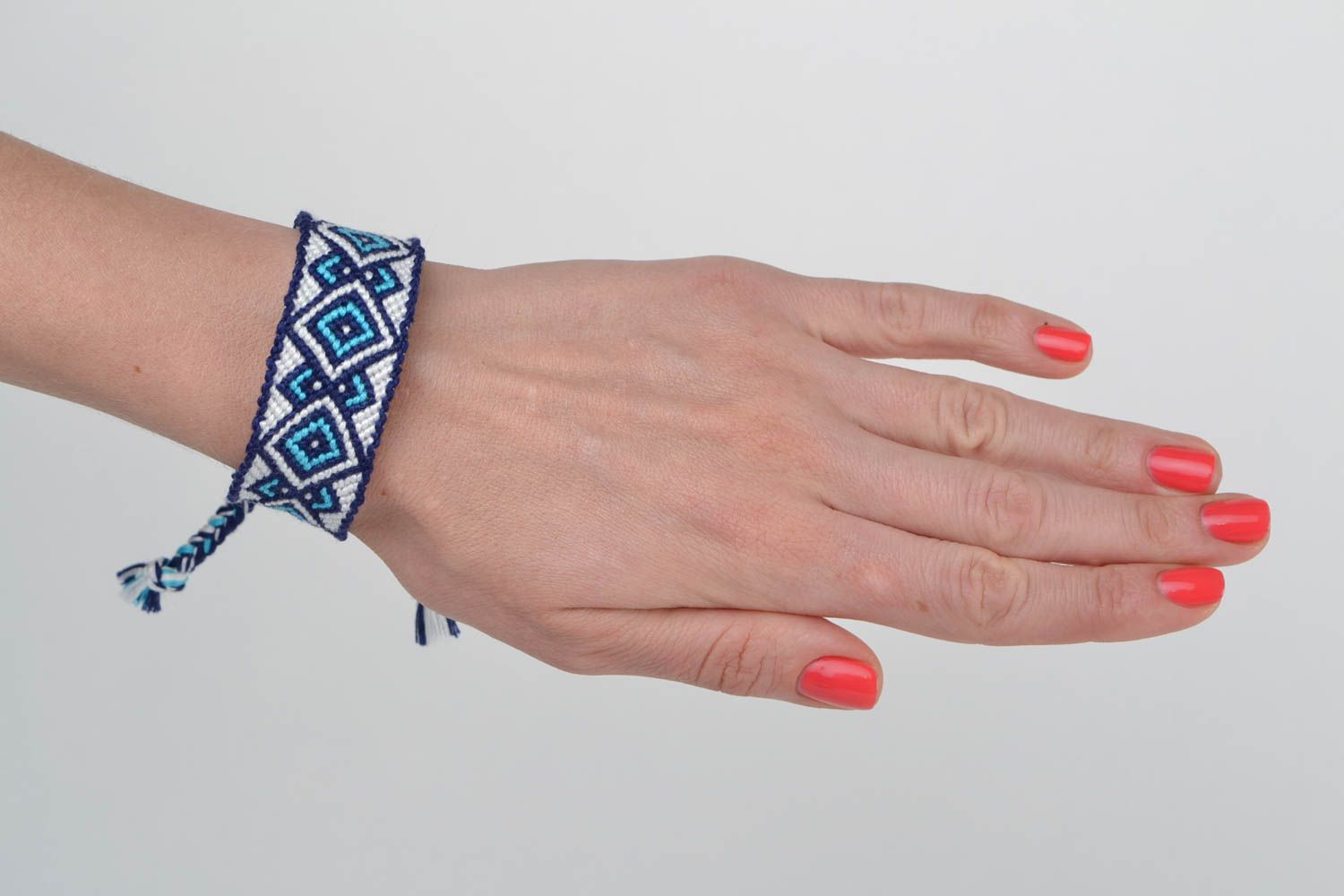 Bracelet en fils bleu blanc tressé macramé de style ethnique fait main femme photo 2