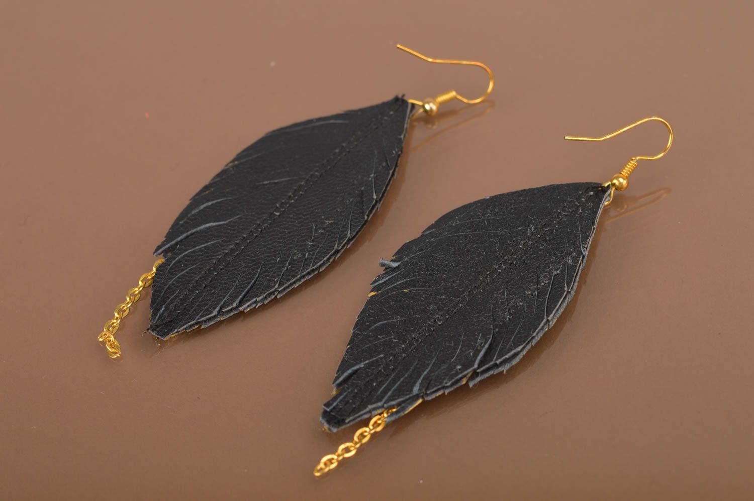 Серьги из натуральной кожи с цепочками черные с золотистым красивые хэнд мейд фото 5
