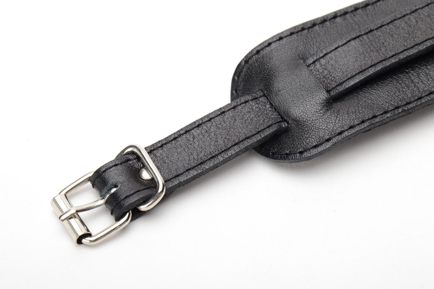 Breites braunes unisex stilvolles handgemachtes Armband aus Leder in Schwarz foto 5