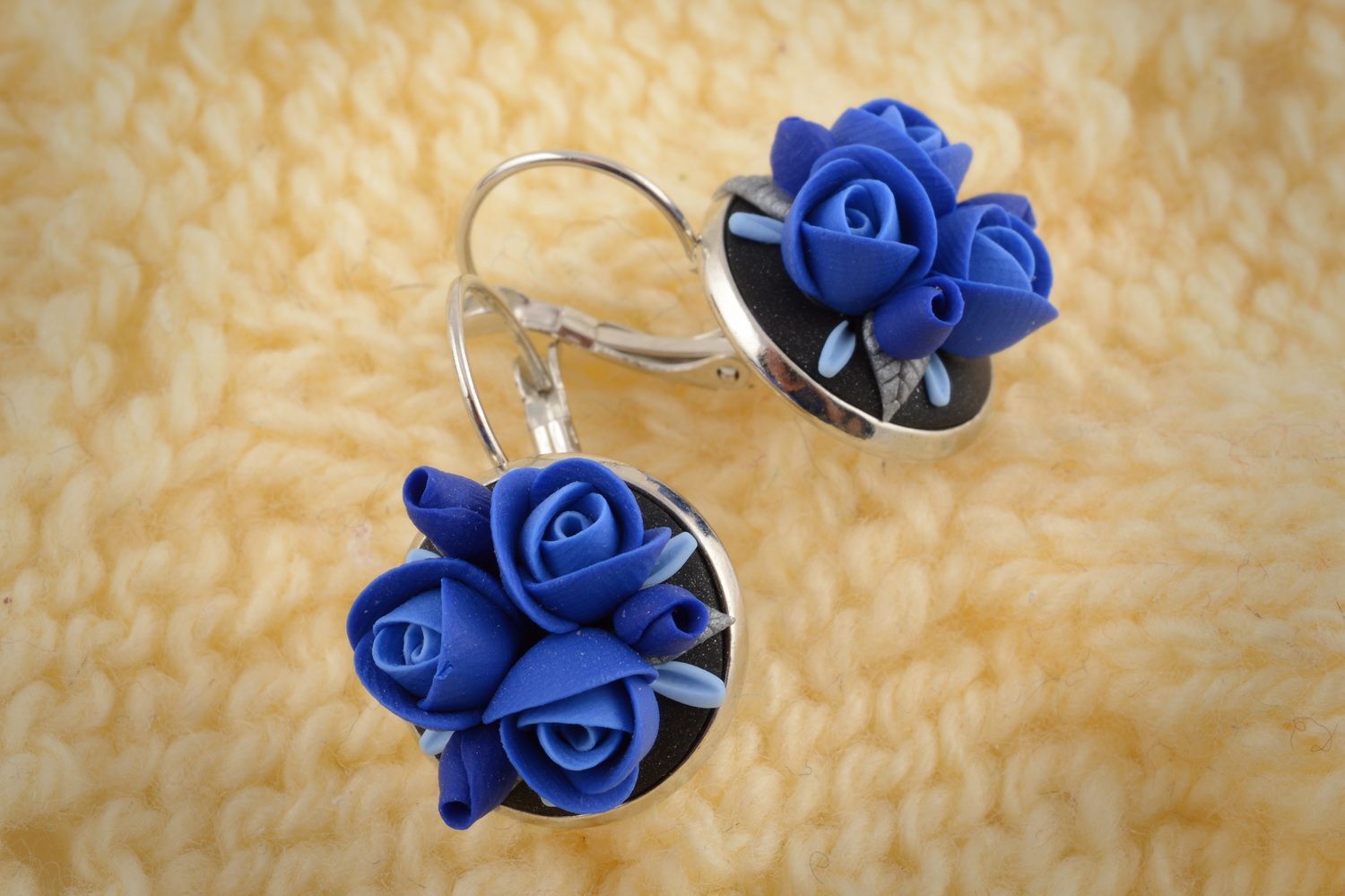 Синие серьги подвески из полимерной глины ручной работы в виде роз нарядные фото 2