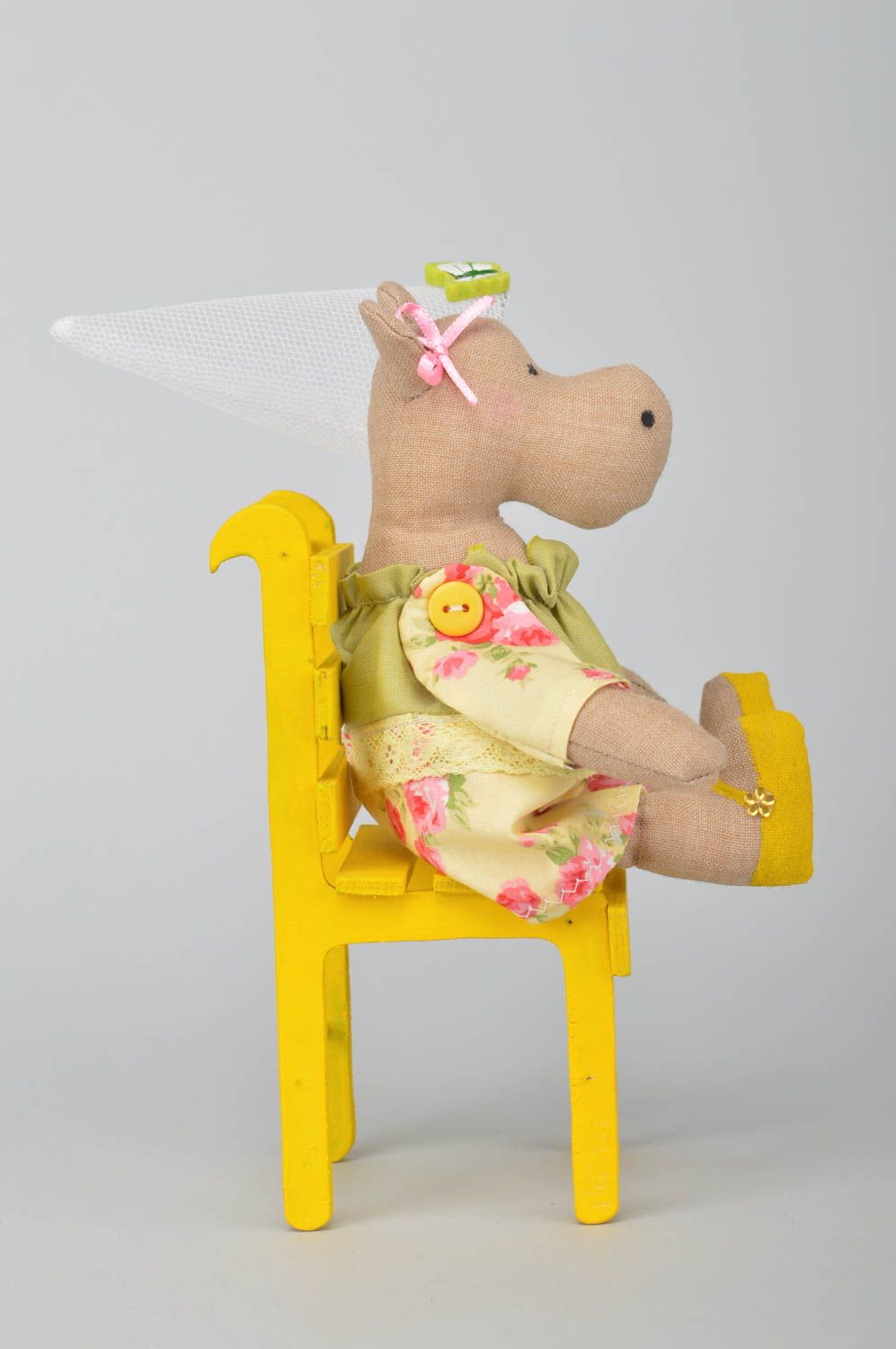 Мягкая игрушка ручной работы из хлопка для декора дома Бегемотик на желтом стуле фото 2