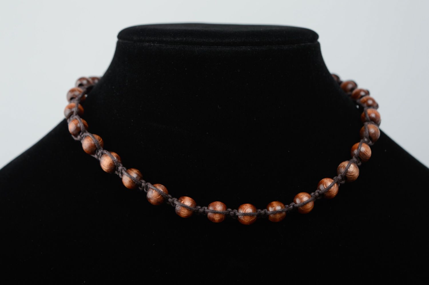 Bijou transformable en macramé tressé marron avec perles en bois fait main photo 2